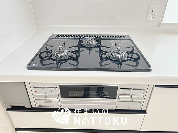 【ビルトインコンロ】フラットな構造で清掃性が高く、過熱防止センサー付3口タイプで日頃の家事も快適です。