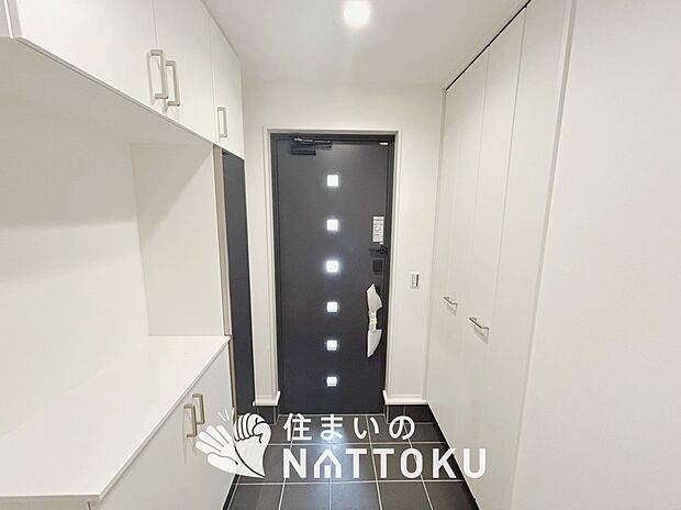 【現地写真(玄関)】玄関には、大型のシューズ収納を設置しています。