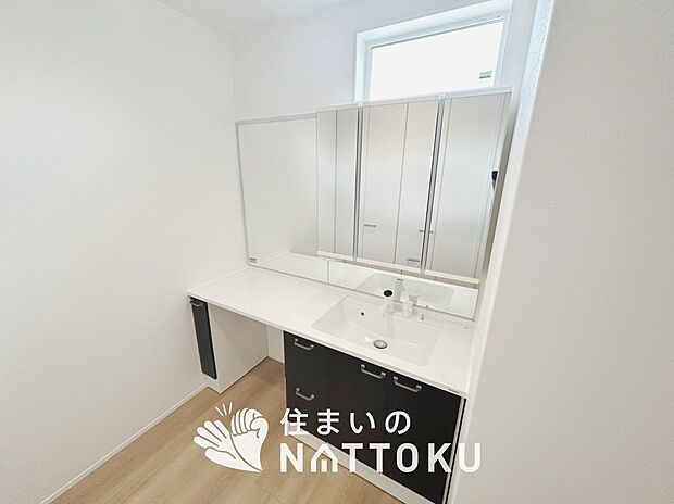 【洗面台・洗面所】鏡の両サイドは、必要なものを取出しやすく、大きな鏡面で朝の準備も快適。
使いやすいリフトアップ機能付きのシングルレバーシャワー水栓付です。
