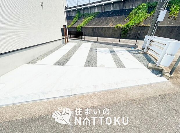 【現地写真（駐車場）】駐車スペースが広く、運転が苦手な方も安心です。