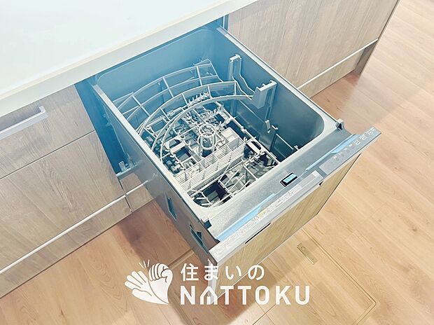 【食器洗い乾燥機】食後の時間にゆとりを与えてくれる食器洗い乾燥機。
操作ボタンも上面にあるので、腰をかがめずに操作ができラクラクです。