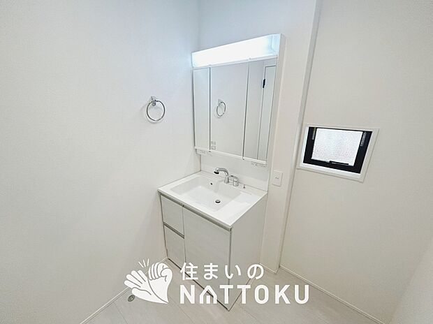 【洗面台・洗面所】鏡の両サイドは、必要なものを取出しやすく、大きな鏡面で朝の準備も快適。
使いやすいリフトアップ機能付きのシングルレバーシャワー水栓付です。