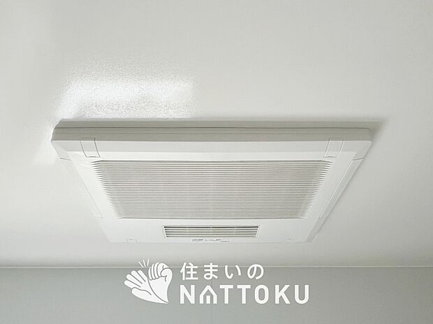 【電気式浴室暖房換気乾燥機】寒い冬場はあたたかく、暑い夏場は扇風機のような心地よさです。
雨の日は、浴室が衣類乾燥スペースになります。