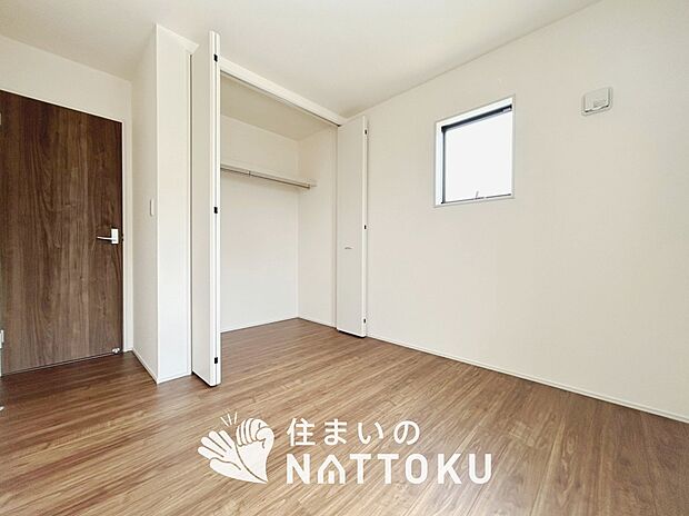 【現地写真(洋室)】木目の美しさを際立たせるシンプルデザインの建具を使用しています。
