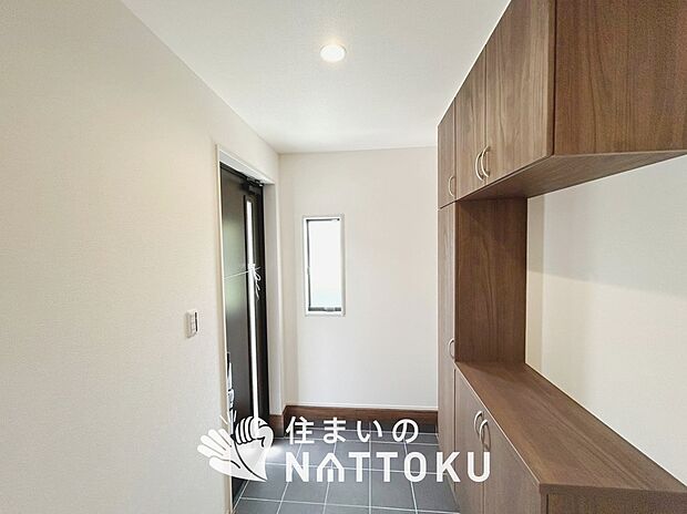 【現地写真(玄関)】玄関には、大型のシューズ収納を設置しています。