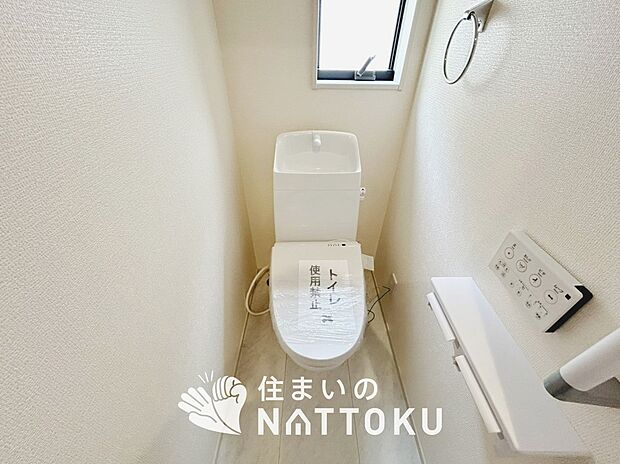 【トイレ】汚れてもサッとひと拭きでお手入れ簡単、エコ仕様の温水洗浄便座付きのトイレです。
バリアフリーにも配慮しています。