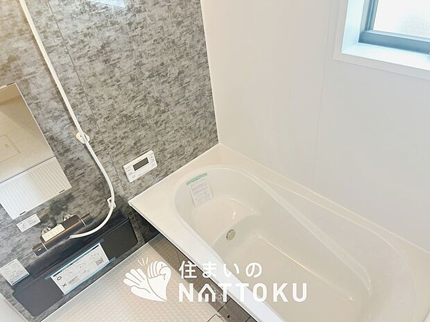 【現地写真(浴室)】浴室暖房乾燥機付き。1坪タイプで広々です。