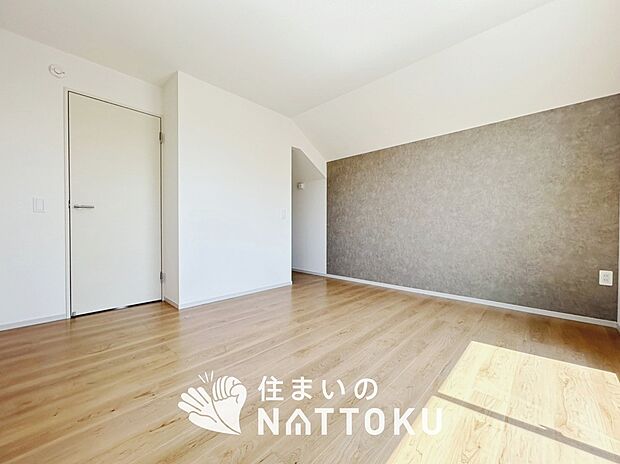【現地写真(寝室)】木目の美しさを際立たせるシンプルデザインの建具を使用しています。