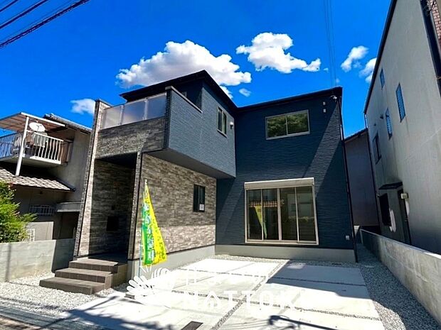 【現地写真(外観)】軽くて火災に強い屋根材を採用し、地震時の建物への負担や揺れを軽減しています。