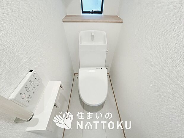 【トイレ】汚れてもサッとひと拭きでお手入れ簡単、エコ仕様の温水洗浄便座付きのトイレです。
バリアフリーにも配慮しています。