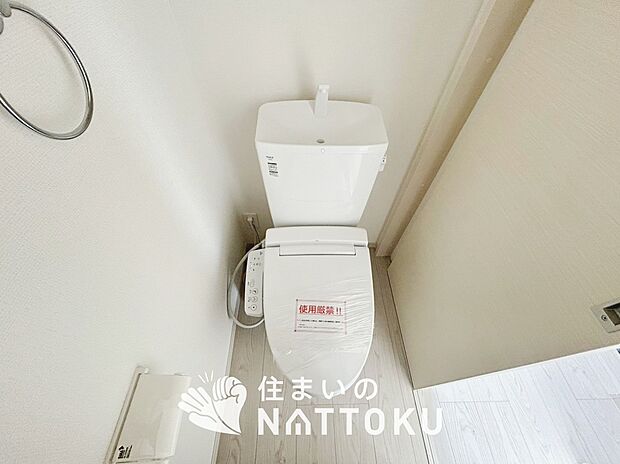 【トイレ】汚れてもサッとひと拭きでお手入れ簡単、エコ仕様の温水洗浄便座付きのトイレです。
バリアフリーにも配慮しています。