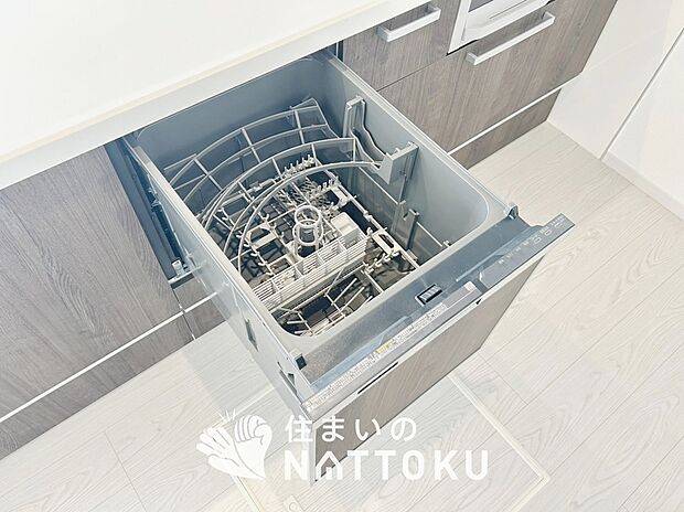 【食器洗い乾燥機】食後の時間にゆとりを与えてくれる食器洗い乾燥機。
操作ボタンも上面にあるので、腰をかがめずに操作ができラクラクです。