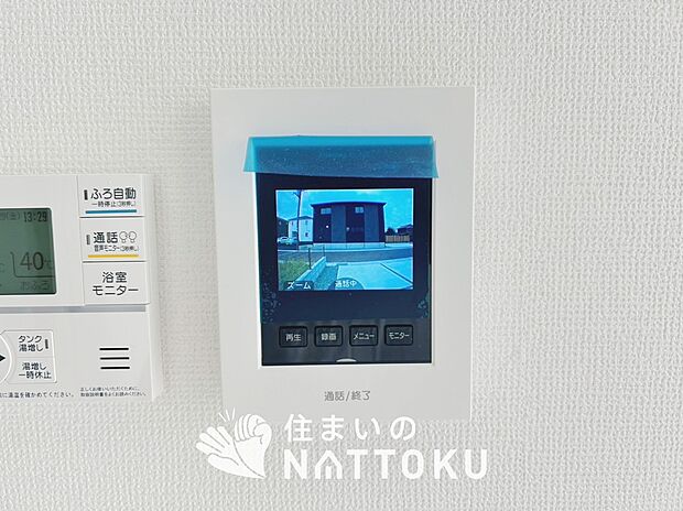 【TVモニター付インターホン】来訪者を画像と音声で確認できる、防犯性に優れた安心のシステム。
スッキリしたデザインで、誰でも簡単に操作できます。