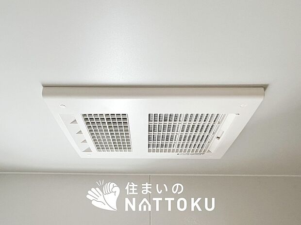 【浴室暖房換気乾燥機】サイドブロー機能で、乾燥効率アップです。
サイドに吹き出しを搭載することにより浴室内を端まで循環する気流ができ、さらに省エネ性能がアップします。