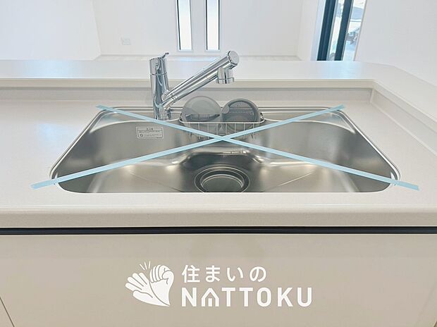 【浄水器内臓ハンドシャワー付シンク】傷や汚れが付きにくい静音仕様の全面エンボス加工シンク。
また、蛇口の先端に浄水器を内蔵。浄水シャワーが使える毎分4リットルのたっぷり浄水。