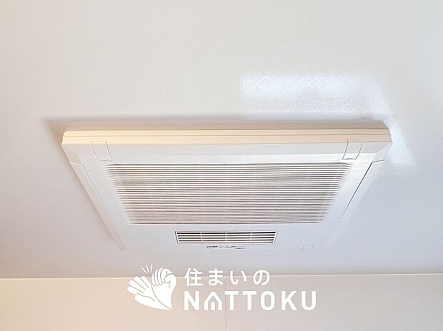 【電気式浴室暖房換気乾燥機】寒い冬場はあたたかく、暑い夏場は扇風機のような心地よさです。
雨の日は、浴室が衣類乾燥スペースになります。
