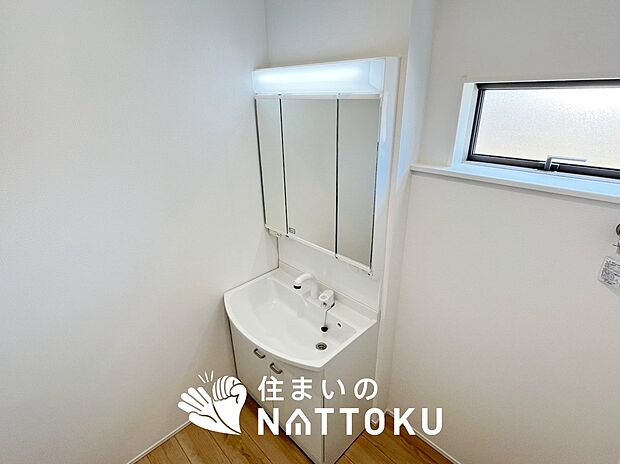 【洗面台・洗面所】鏡の両サイドは、必要なものを取出しやすく、大きな鏡面で朝の準備も快適。
使いやすいリフトアップ機能付きのシングルレバーシャワー水栓付です。