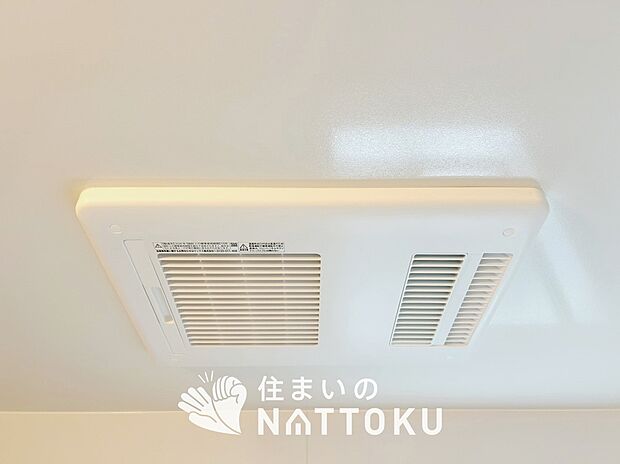 【浴室暖房換気乾燥機】入浴後の水滴や湿気を排出し、カビの発生や臭いを抑制します。
雨の日の洗濯物にも効果的です。