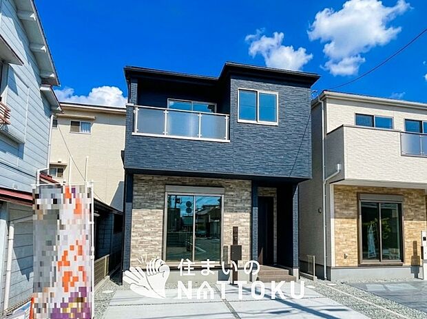 【現地写真(外観)【1号地】】軽くて火災に強い屋根材を採用し、地震時の建物への負担や揺れを軽減しています。