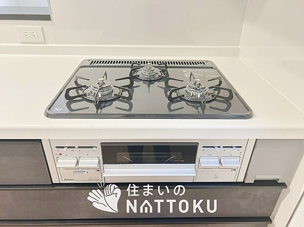 【ビルトインコンロ】フラットな構造で清掃性が高く、過熱防止センサー付3口タイプで日頃の家事も快適です。