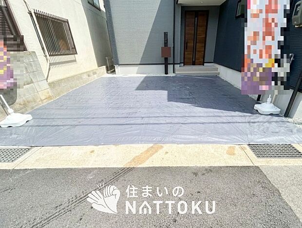 【現地写真(駐車場)】駐車スペースが広く、運転が苦手な方も安心です。