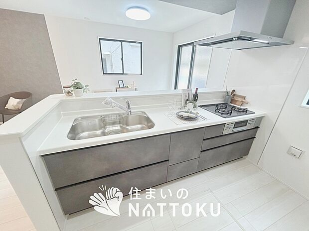 【現地写真(キッチン)】収納たっぷりのシステムキッチン、浄水器付水栓を標準装備しています。