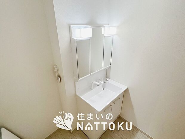 【洗面台・洗面所】鏡の両サイドは、必要なものを取出しやすく、大きな鏡面で朝の準備も快適。
使いやすいリフトアップ機能付きのシングルレバーシャワー水栓付です。