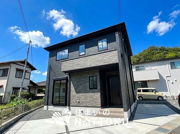 【現地写真(外観)】軽くて火災に強い屋根材を採用し、地震時の建物への負担や揺れを軽減しています。