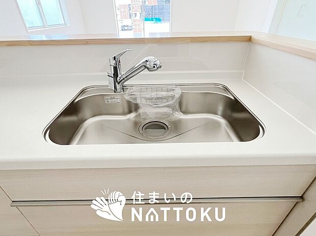 【浄水器内臓ハンドシャワー付シンク】広々とした凸型シンクに洗剤ポケットを標準装備。すっきり収納できます。
また、蛇口の先端に浄水器を内蔵しているため場所をとりません。