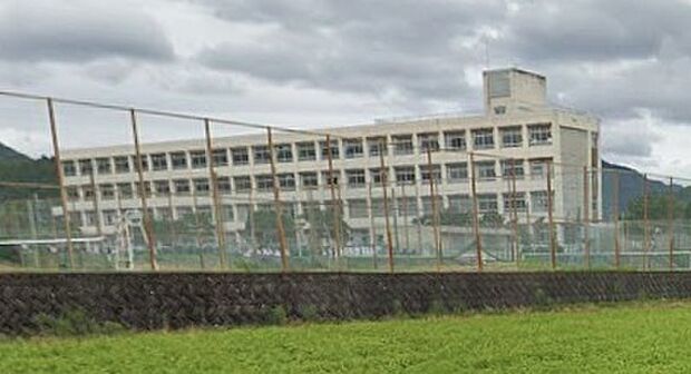 福崎町立福崎西中学校(約1,300m)