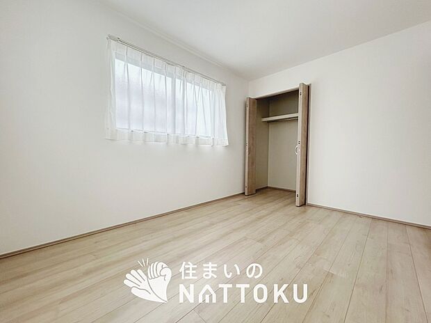 【現地写真(洋室)】木目の美しさを際立たせるシンプルデザインの建具を使用しています。