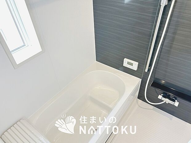 【現地写真（浴室）】浴室暖房乾燥機付き。１坪タイプで広々です。