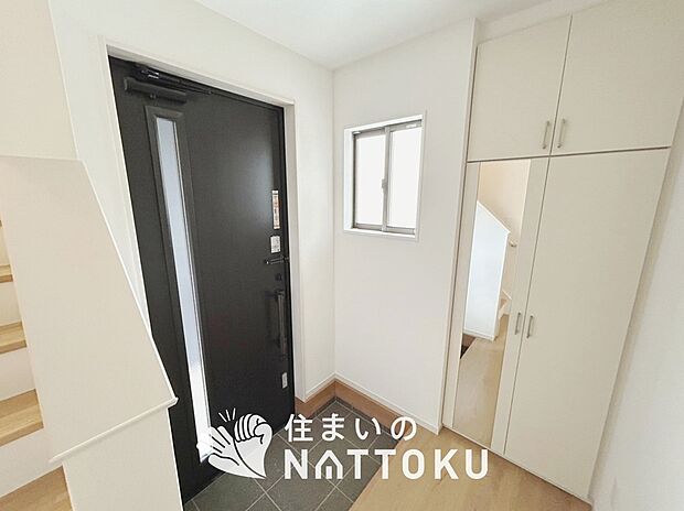 【現地写真(玄関)】玄関には、大型のシューズ収納を設置しています。