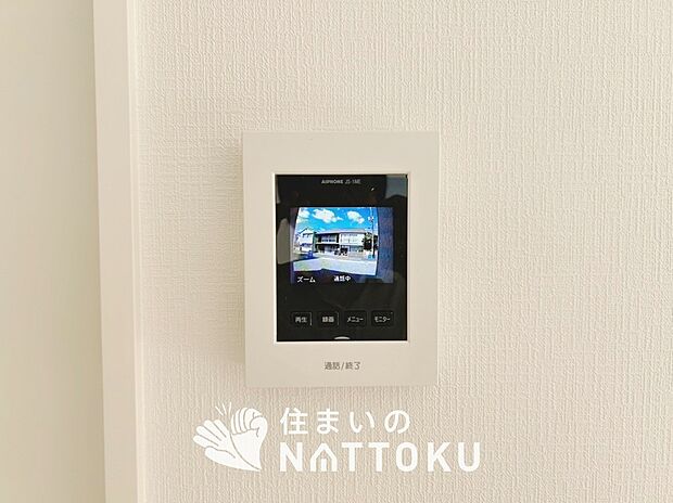 【TVモニター付インターホン】手放し通話ができ、送話表示灯で送話・受話状態が確認できます。
映像と音声で玄関先の様子をチェックできるモニター機能や、夜間の訪問者の顔も確認できるLEDライトを装備しています。