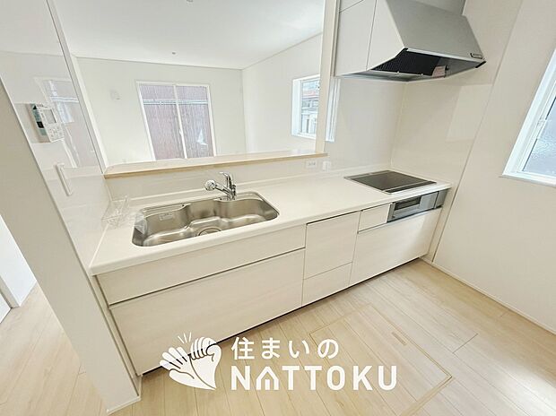 【現地写真（キッチン）】収納たっぷりのシステムキッチン、浄水器付水栓を標準装備しています。