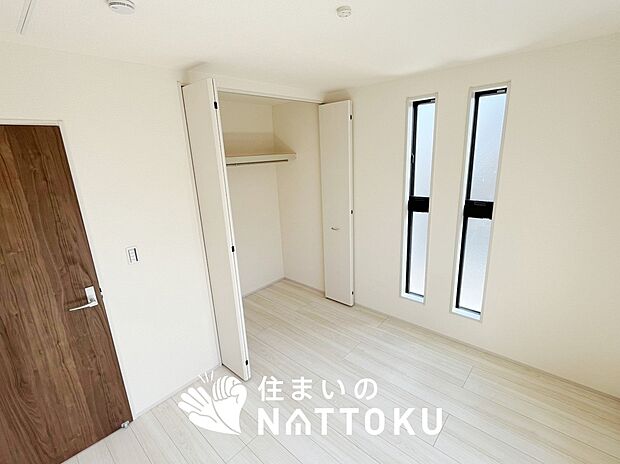 【現地写真（洋室）】木目の美しさを際立たせるシンプルデザインの建具を使用しています。