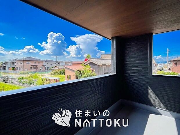 【バルコニー】奥行きが広く、洗濯物をゆったりと干せる十分な広さで、家族の洗濯も捗ります。