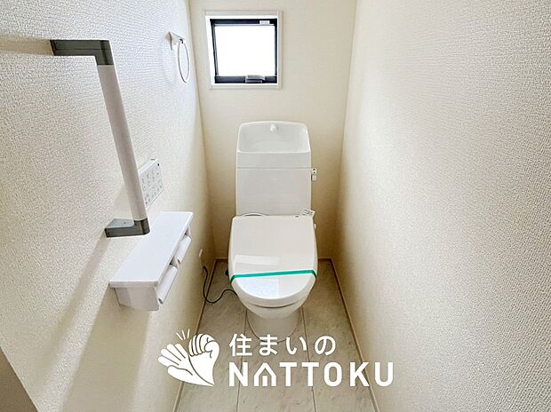 【トイレ】汚れてもサッとひと拭きでお手入れ簡単、エコ仕様の温水洗浄便座付きのトイレです。
バリアフリーにも配慮しています。