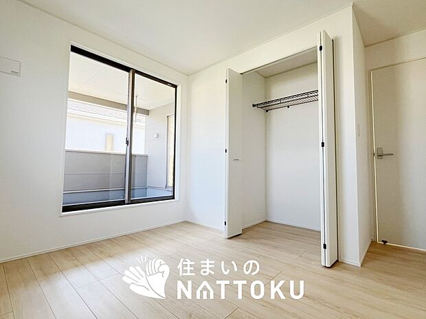 【現地写真（寝室）】木目の美しさを際立たせるシンプルデザインの建具を使用しています。
