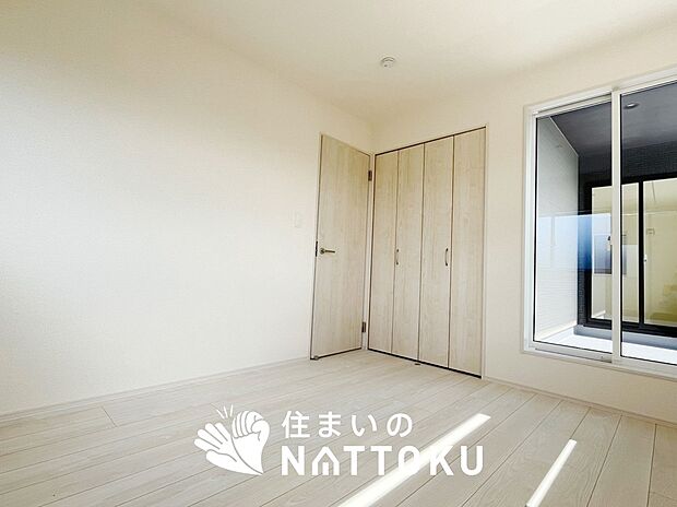 【現地写真（洋室）】木目の美しさを際立たせるシンプルデザインの建具を使用しています。