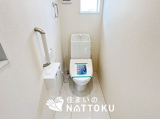 【トイレ】汚れてもサッとひと拭きでお手入れ簡単、エコ仕様の温水洗浄便座付きのトイレです。
バリアフリーにも配慮しています。