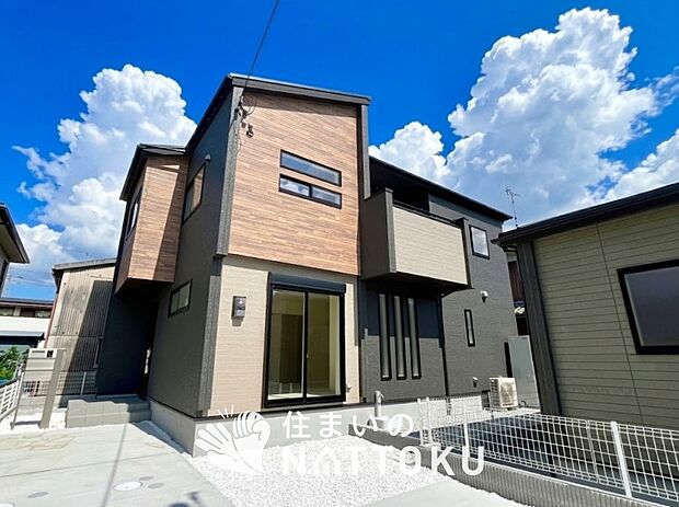 【現地写真（外観）【２号地】】軽くて火災に強い屋根材を採用し、地震時の建物への負担や揺れを軽減しています。