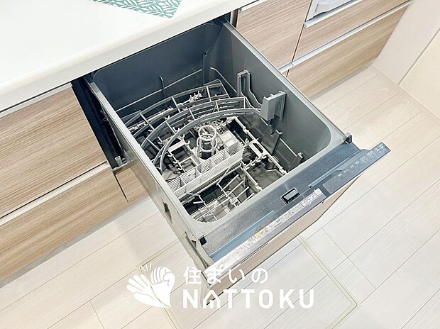 【食器洗い乾燥機】食後の時間にゆとりを与えてくれる食器洗い乾燥機。
操作ボタンも上面にあるので、腰をかがめずに操作ができラクラクです。