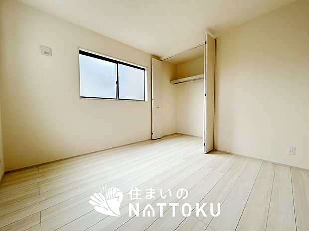 【現地写真(洋室)】木目の美しさを際立たせるシンプルデザインの建具を使用しています。