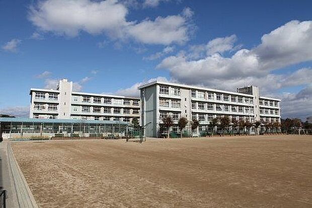 姫路市立朝日中学校（約1,550m）