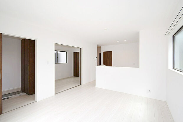 (1)号棟 リビング
家族が集まる明るいリビング!お子様のお勉強をダイニングで済ませるようにすると家事をしながらお子様の頑張りを見守れます♪※施工事例です。実際の建物とは異なります。