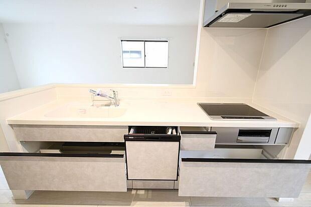 1号棟　キッチン
食洗器付きで洗い物の時間を削減でき、家事の負担を軽減してくれるキッチンです。※施工事例です。実物とは異なります。