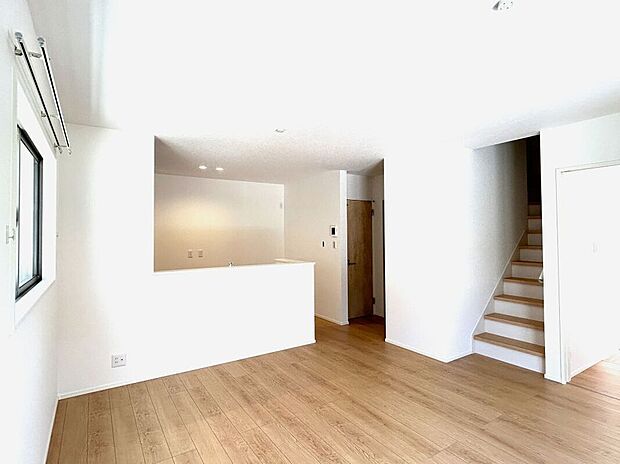 3号棟 リビング
キッチンからもリビングが見渡せるため、どこに居ても家族を感じ、会話もはずみますね。※施工事例です。実物とは異なります。