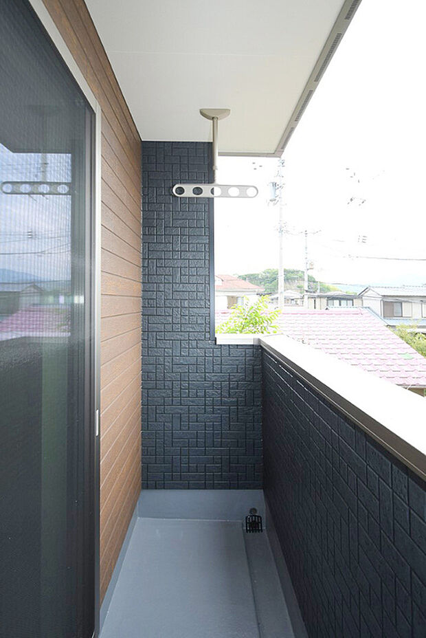 【バルコニー】屋根付きバルコニーで急な雨で洗濯物が濡れる心配も少ない設計♪
天井吊りパイプで足回りもすっきり♪※施工事例です。実際の建物とは異なります。