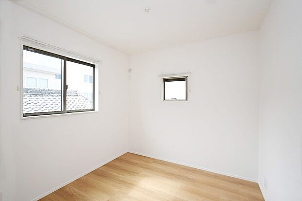 【洋室】2階は主寝室の他に2室！お子様の部屋や趣味の部屋にすることで主寝室回りがスッキリします♪在宅勤務用のオフィス部屋にも！※施工事例です。実際の建物とは異なります。
